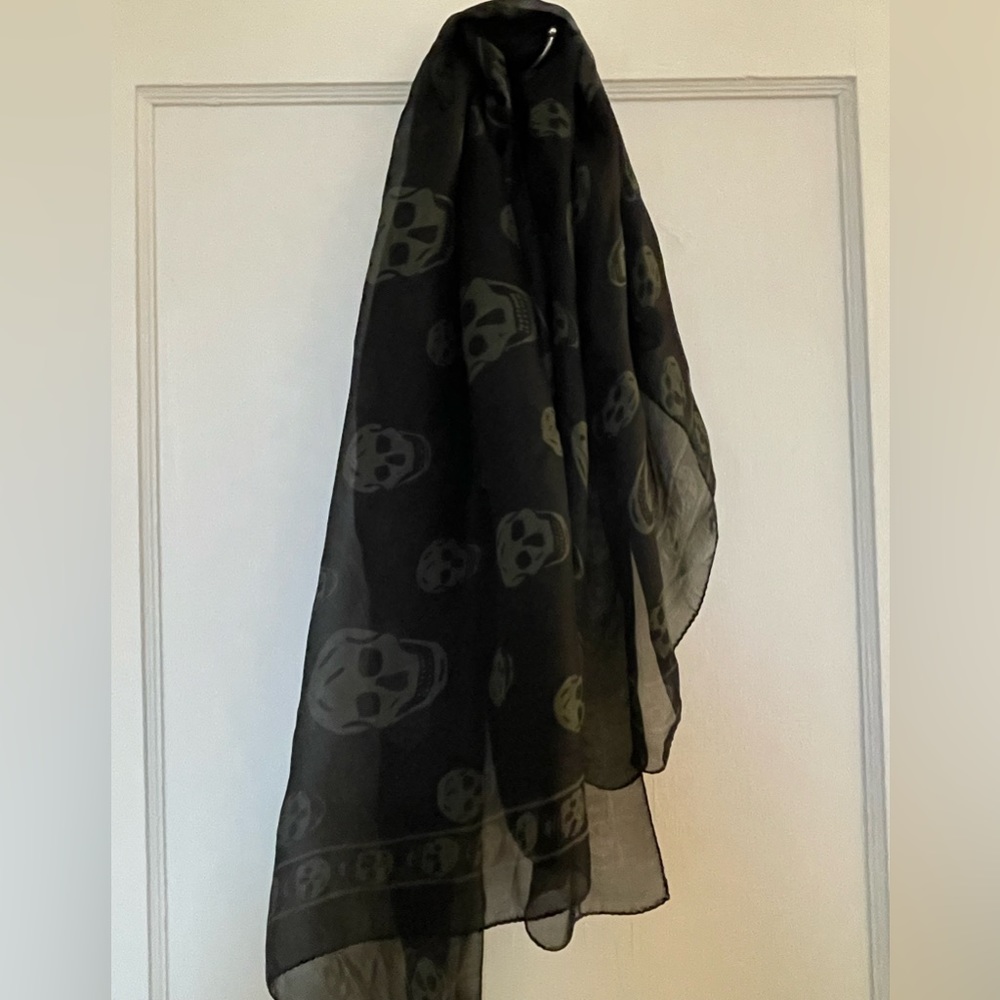 Alexander McQueen Classic Skull Print Silk Scarf